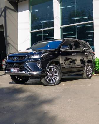 TOYOTA HILUX SW4 2.8 D-4D TURBO DIESEL DIAMOND 7L 4X4 AUTOMÁTICO
